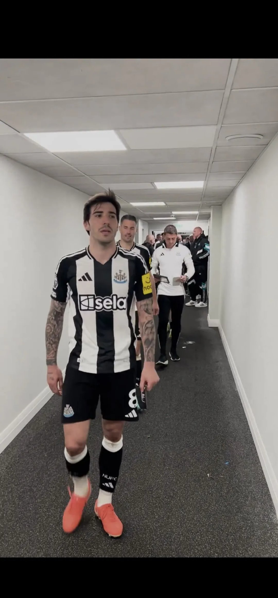 包含纽卡斯尔迎德甲关键赛，赛前回应争议，悬念犹存，更衣室氛围转暖的词条-九游会彩金