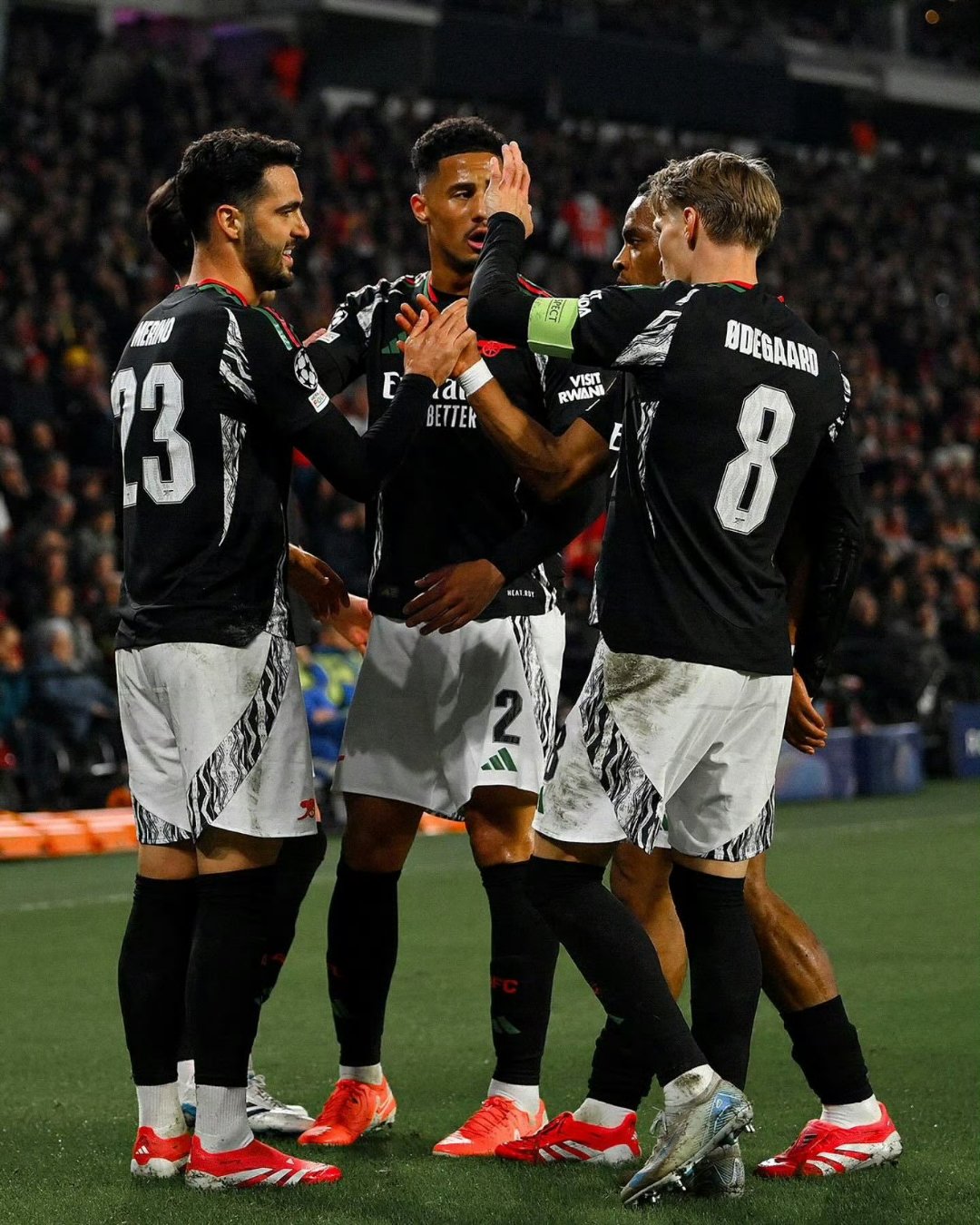 埃因霍温发布备战花絮;国际比赛日再遭质疑;西甲任务艰巨;控场能力受关注(埃因霍温对阿贾克斯的比赛结果) 埃因霍温发布备战花絮;国际比赛日再遭质疑;西甲任务艰巨;控场能力受关注(埃因霍温对阿贾克斯的比赛结果)