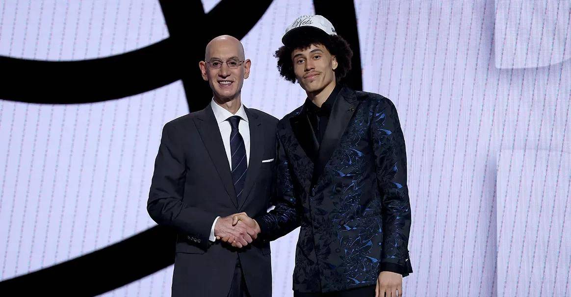 包含布鲁克林篮网训练开放日；今夜遗憾出局引欢呼；CBA季后赛在即；轮换策略成焦点的词条